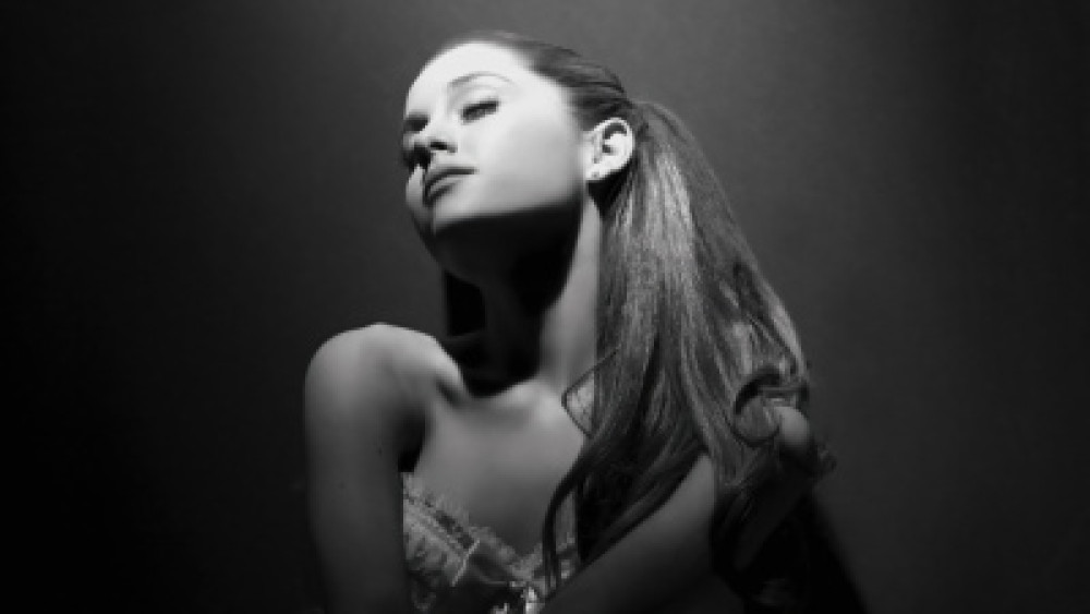 Ariana Grande Wallpaper